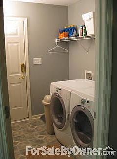 Laundry : Laundry/mud room between kitchen and garage. Front-load washer/dryer can stay!