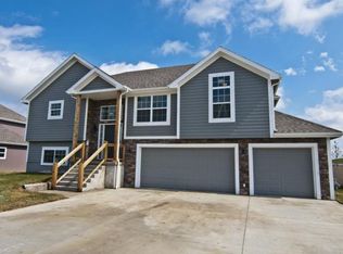 2701 E Sycamore St, Tonganoxie, KS 66086