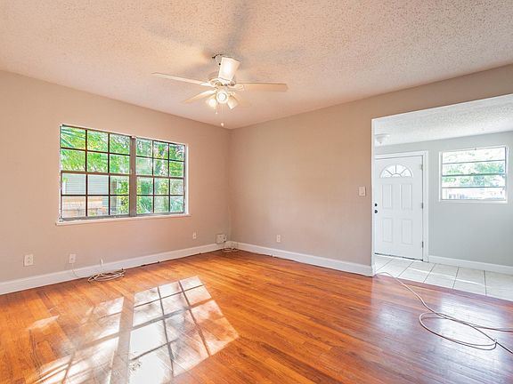 3rd image of 1905 W Cypress St