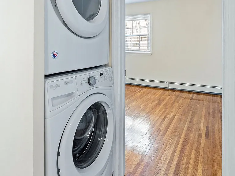 Newtonian Garden Apartments — Photo 17