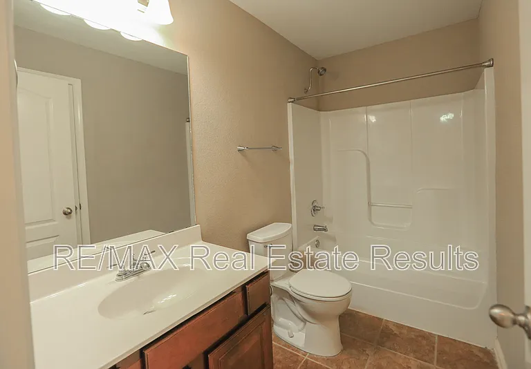 6303 S 37th St — Photo 25