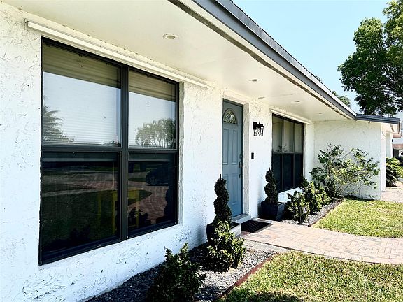 5th image of 11621 NW 32nd Manor