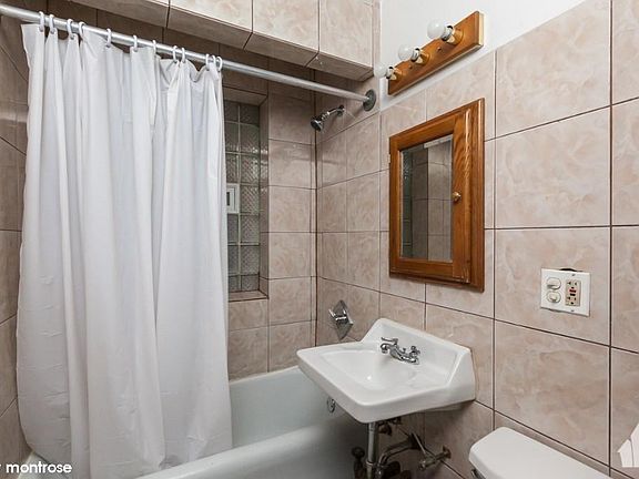 3rd image of 846 W Montrose Ave #1311