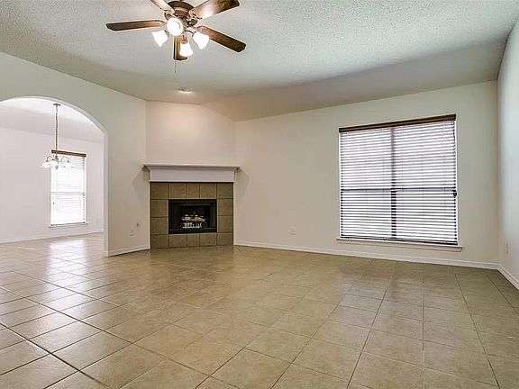 4th image of 711 Valley Mills Dr