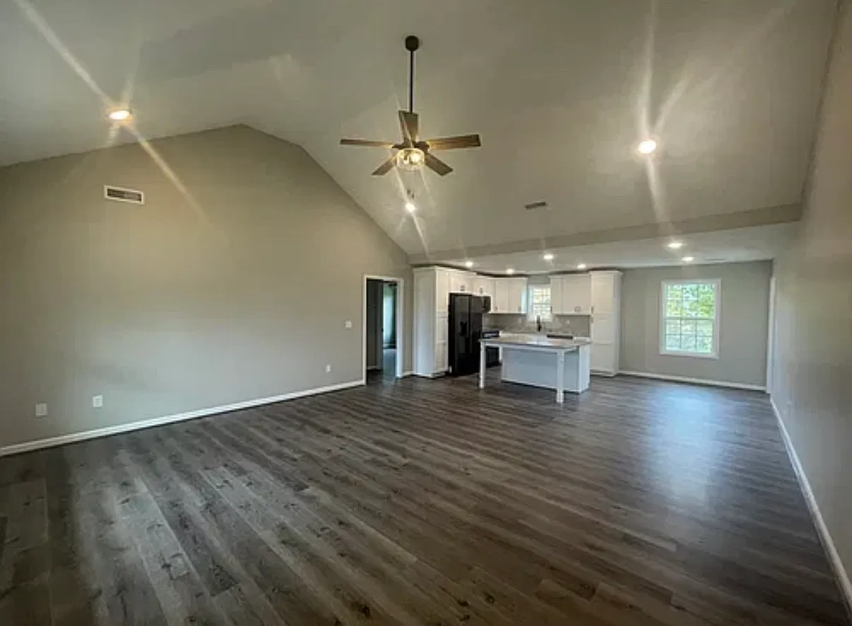 3 bed, 1600 sqft, $1,800 — Photo 2