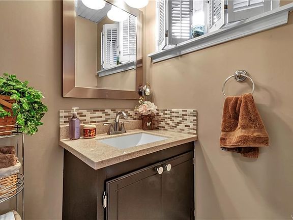 3rd image of 10 Stoneledge Ct