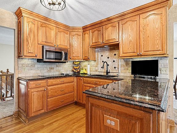 2nd image of 867 Oriole Ln