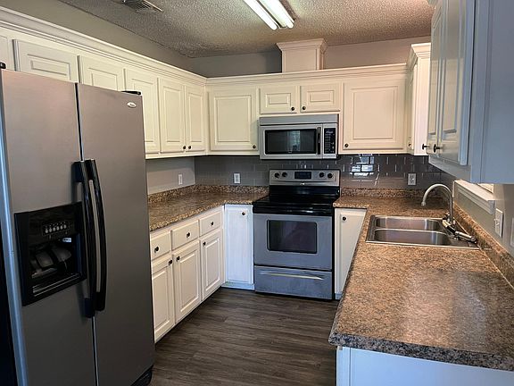 3rd image of 5700 White Oak Ln