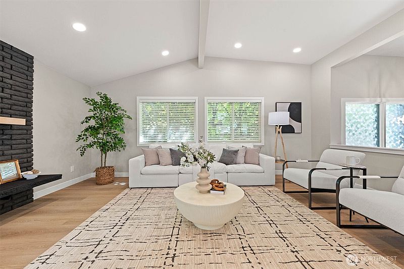 4th image of 3602 24th Avenue W