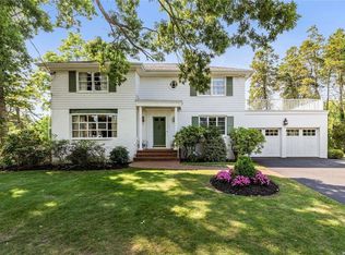 4 Lakeview Ave S, Brightwaters, NY 11718