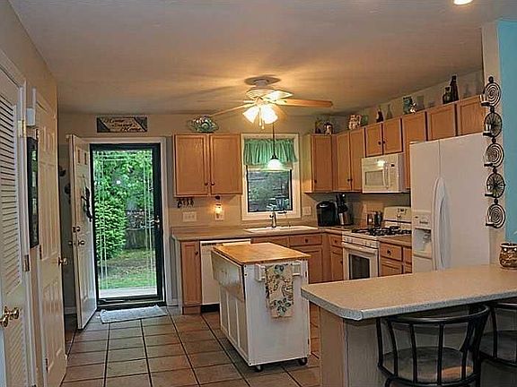 2nd image of 165 Holland St Unit 13