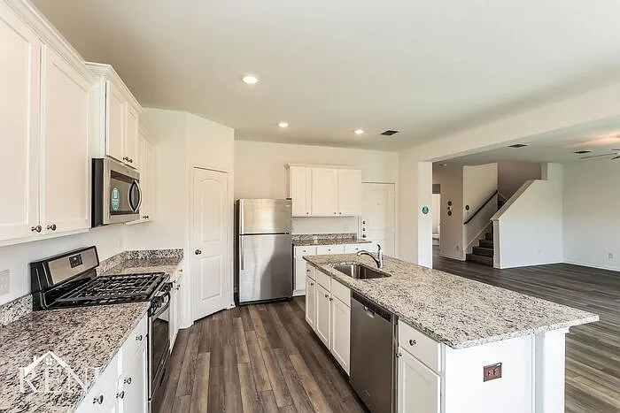 4 bed, 2.5 bath, 2204 sqft, $1,740 — Photo 4