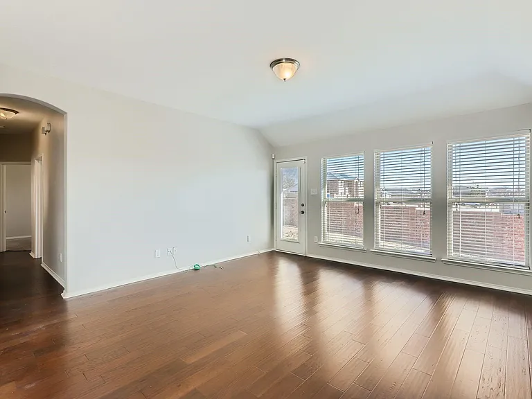 1270 Lasso Dr — Photo 2