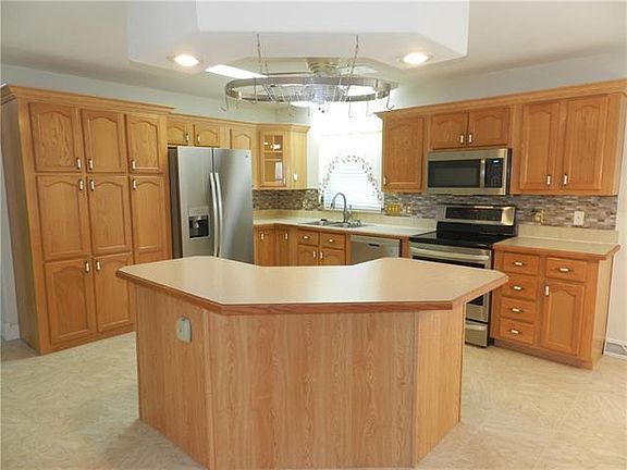 2nd image of 1004 NE White Oaks Ln