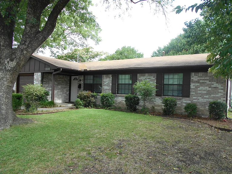 1801 Meadowcrest Dr — Photo 7