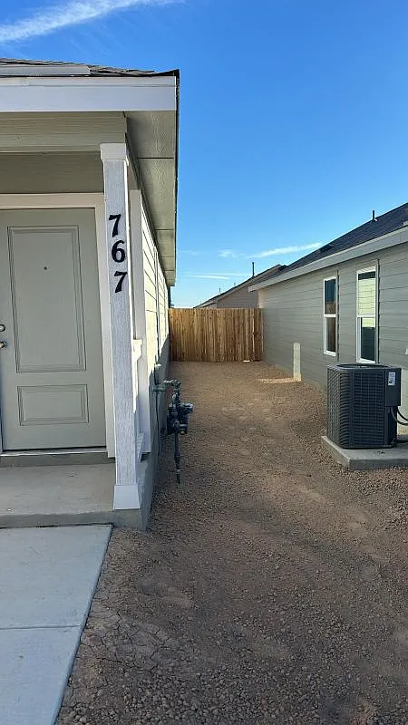 4 bed, 2.0 bath, 1600 sqft, $1,800 — Photo 2