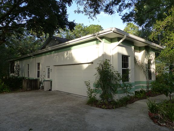2 car garage, wide driveway