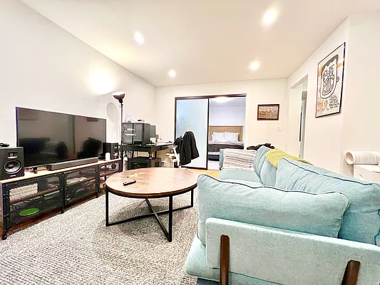 Rented by Pear NYC LLC | media 10