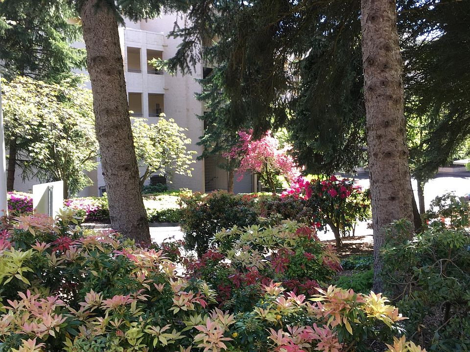 Beautiful well maintained grounds with hiking trails
