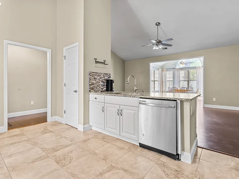 211 Springlake Dr — Photo 7