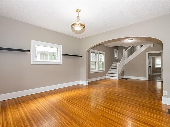 2nd image of 130 E 51st St