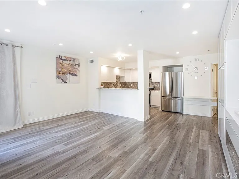 110 W Maple St #30 — Photo 7