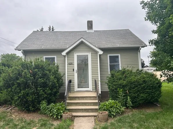625 1st St, Traer, IA 50675