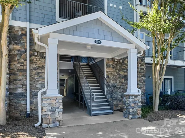 100 Vista Lake Dr APT 3, Candler, NC 28715