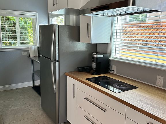 4th image of 4704 Pepperwood Ave #4704A