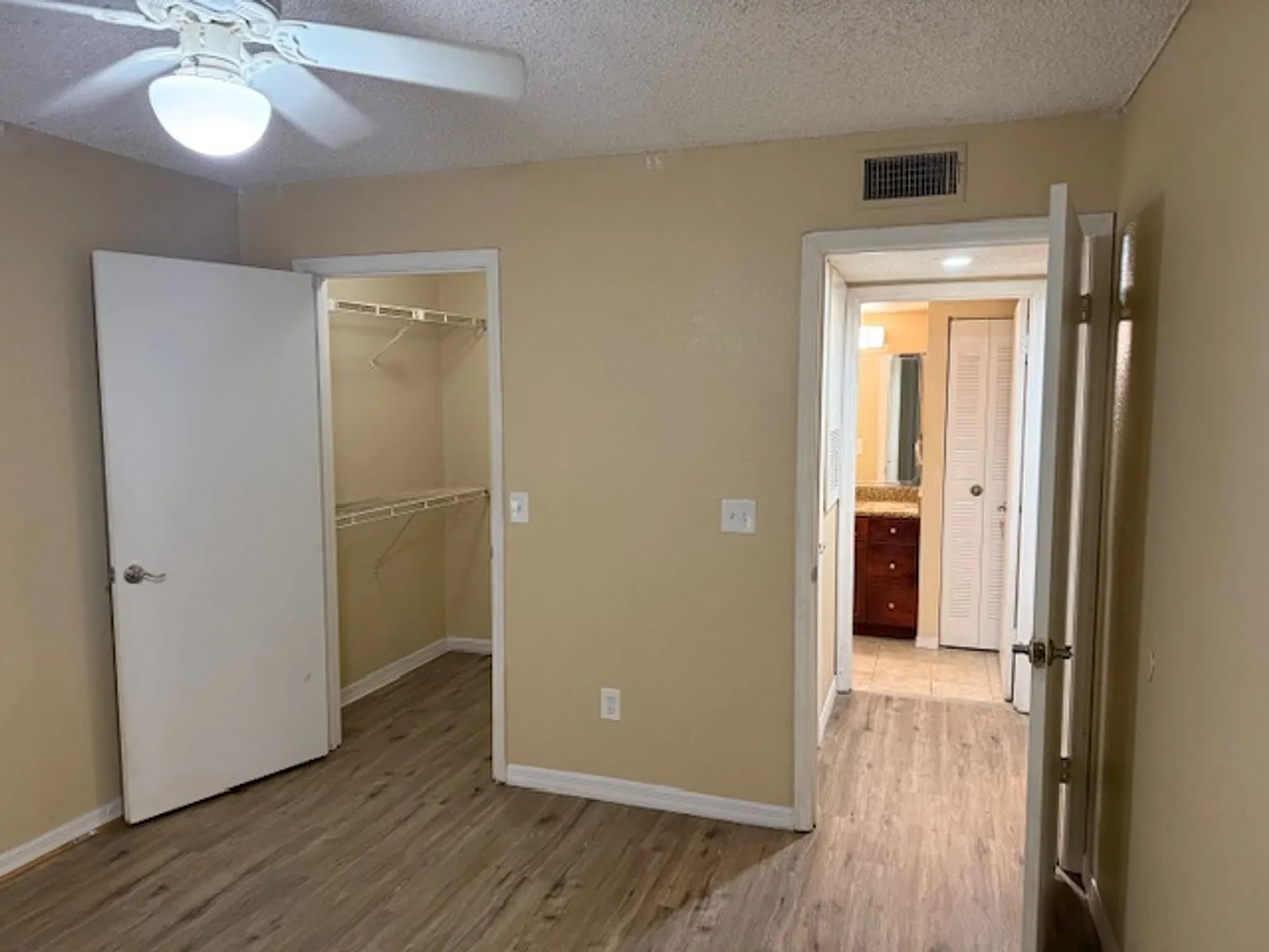 Beautiful large ground floor one bedroom condominium — Photo 4