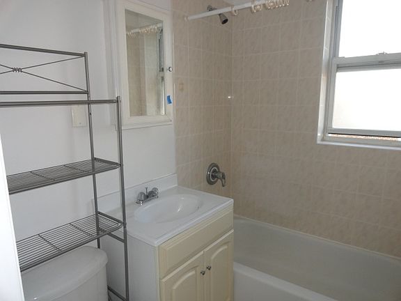 4th image of 2211 Crescent St