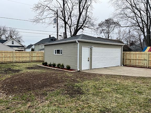 5th image of 805 Helmholz Ave