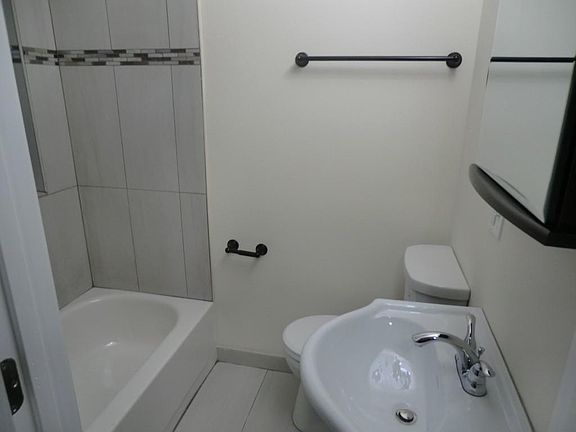 3rd image of 6048 N Washtenaw Ave APT 2