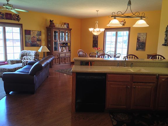 Kitchen/ Dining Rm
