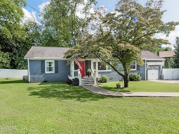2nd image of 1104 Park Hill Cir