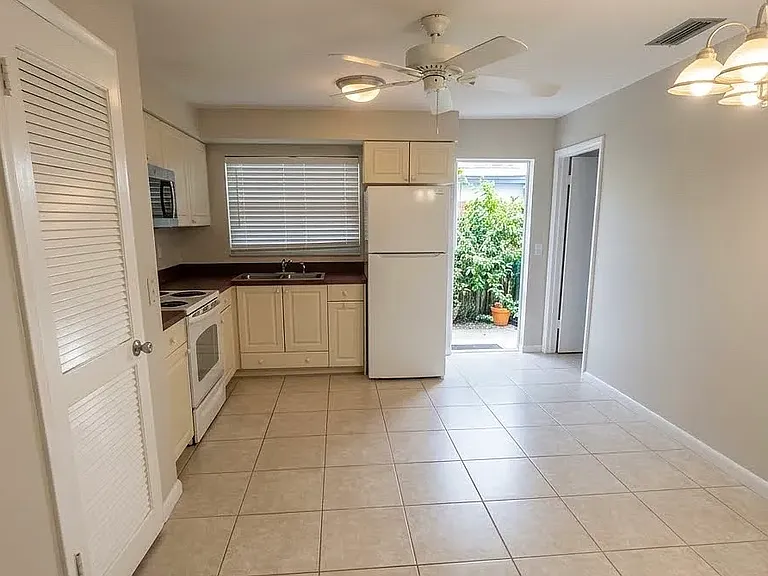 541 SW 34th Ter #537 — Photo 4