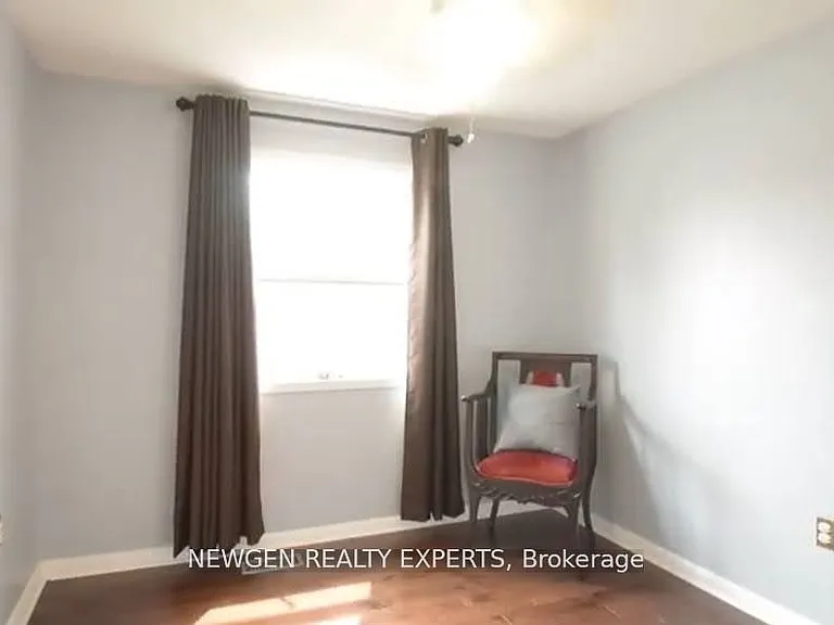 11 Lawrence Cres — Photo 3