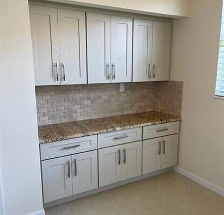 5th image of 309 NW Shoreline Cir