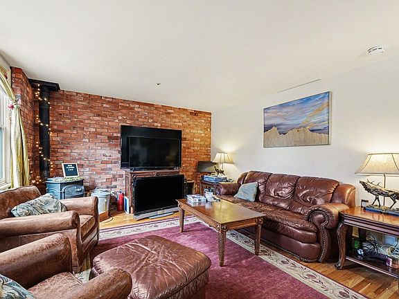 5th image of 623 Marine St