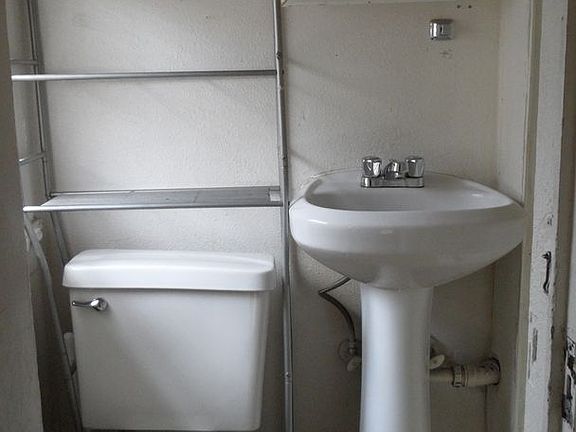 4th image of 819 16th St #C047a03a2