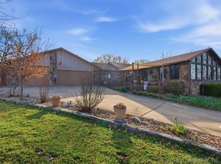 1504 Carey Dr, Grove, OK 74344