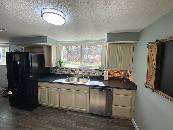 2nd image of 121 Castle Dr