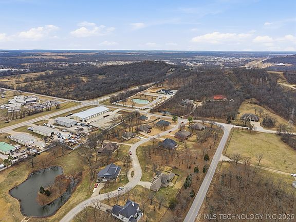4th image of 2619 Woodstone Dr