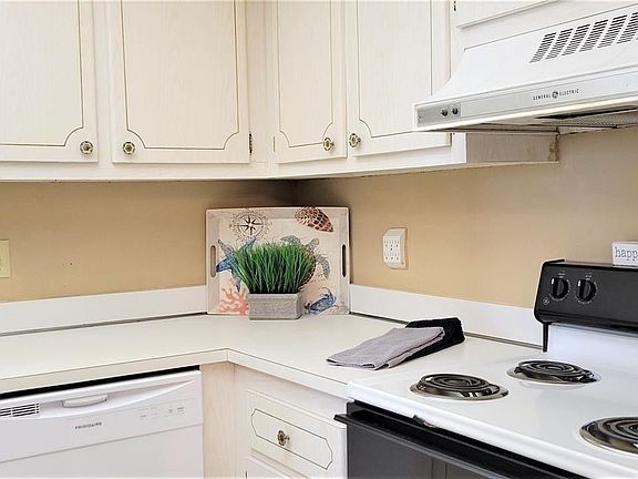 4th image of 255 Dolphin Pt APT 708
