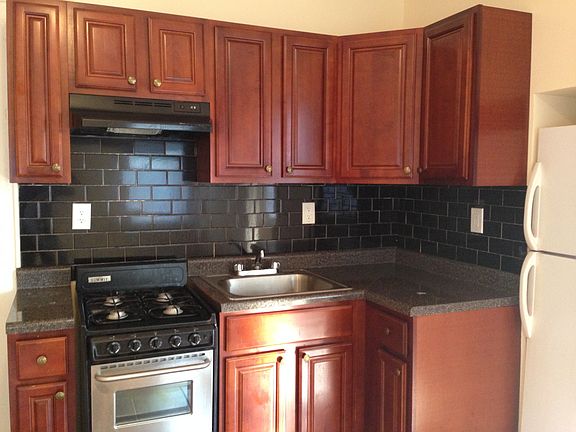 5th image of 658 Sanford Ave APT I