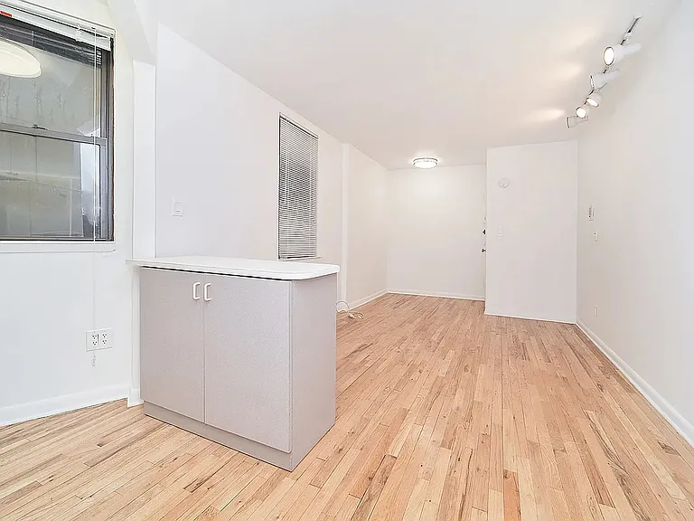 217 E 25th St #5D — Photo 2