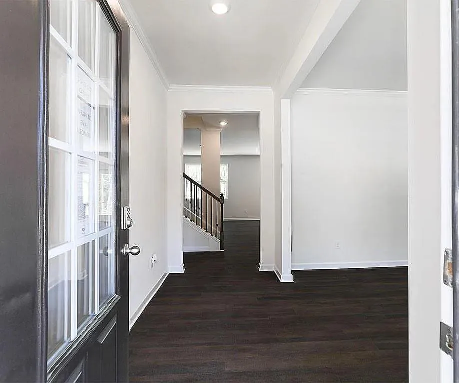 5 bed, 2511 sqft, $2,450 — Photo 2