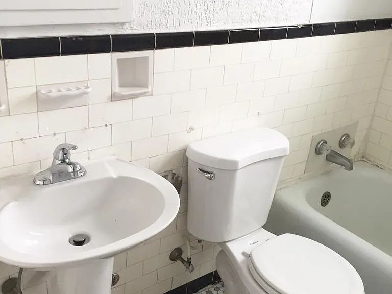 2722 Vine St #18 — Photo 5