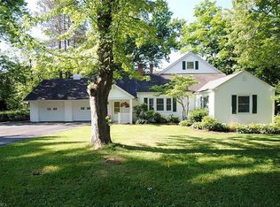 95 Paw Paw Lake Dr, Chagrin Falls, OH 44022