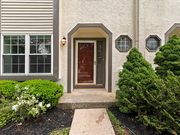 5 Ogden Ct — Photo 2